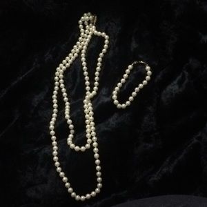 Avon Pearl necklace and matching bracelet